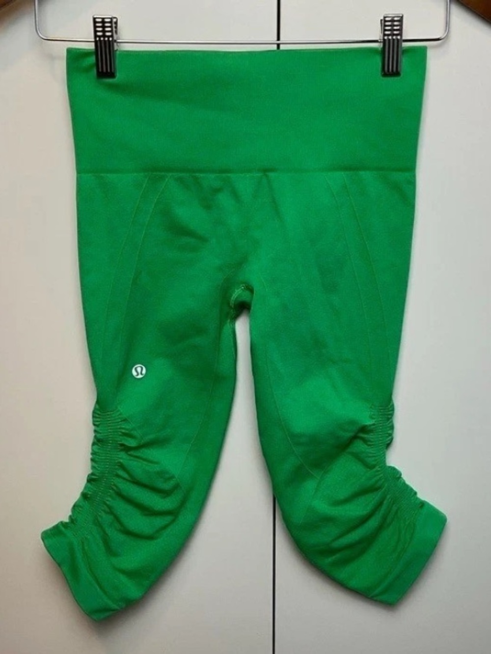 LULULEMON IN THE FLOW II KELLY GREEN CROP LEGGINGS SIZE 10